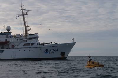 Un equipo de ingenieros y estudiantes del Centro de Cartografía Costera y Oceánica de la Universidad de New Hampshire recientemente regresó de un viaje que desplegó el primer buque de superficie autónomo (robótico) - el Batimétrico Explorer y Navigator (BEN) - desde un barco NOAA muy por encima del Círculo Artico. (Foto por Christina Belton, NOAA)