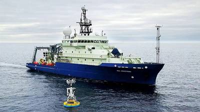 O navio de pesquisa Neil Armstrong chegou para recuperar uma ancoragem de superfície que faz parte do OOI Global Array no Irminger Sea, ao sul da Groenlândia, em 2016. (Foto de James Kuo, Woods Hole Oceanographic Institution)