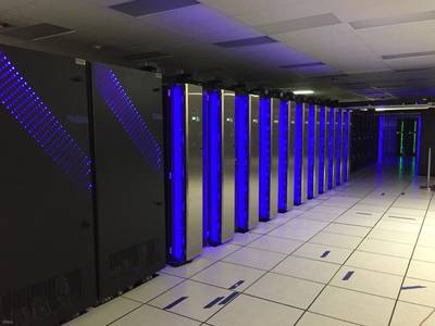 El nuevo y poderoso Dell zumba junto a las computadoras IBM y Cray de NOAA en un centro de datos en Orlando, Florida. Los tres sistemas combinados en Florida y Virginia otorgan a NOAA 8.4 petaflops de velocidad total de procesamiento y allanan el camino para mejorar los modelos meteorológicos y pronósticos. (Foto: NOAA)