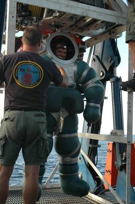 Αμερικανική ναυτική φωτογραφία από ειδικός μαζικής επικοινωνίας Seaman Τσέλσι Κένεντι