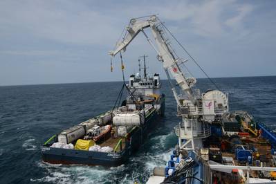 Τα πληρώματα στο πλοίο SHELIA BORDELON αφαιρούν περισσότερα από 450.000 γαλόνια πετρελαίου από το ναυάγιο Coimbra 30 μίλια ανοιχτά από το Shinnecock, οι ανταποκριτές του NYUS Coast Guard ανακάλυψαν σημαντική ποσότητα λαδιού σε φορτία και δεξαμενές καυσίμων κατά τις επιτόπιες εκτιμήσεις της Coimbra τον Μάιο του 2019. ( Αμερικανική ακτοφυλακή φωτογραφία από τον Michael Himes)