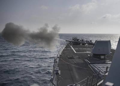 Истребитель с управляемым ракетом USS Preble (DDG 88) стреляет 5-дюймовым пистолетом Mark 45 во время тренировки в режиме реального времени. (Фото ВМС США специалиста по массовой коммуникации 3-го класса Morgan K. Nall / выпущено)