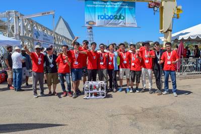 حصلت جامعة هاربين الهندسية من الصين على المركز الأول في مسابقة RoboSub International لعام 2018. RoboSub هو برنامج الروبوتات حيث يقوم الطلاب بتصميم وبناء سيارات مستقلة تحت الماء للتنافس في سلسلة من المهام المرئية والصوتية. (تصوير جوليانا سميث ، RoboNation)