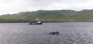 يقوم فريق الغوص بالتحقيق في الأهداف السونار التي تم جمعها عبر REMUS 100 AUV ، مع الإبحار RV Norseman II في الخلفية (الصورة: NOAA)