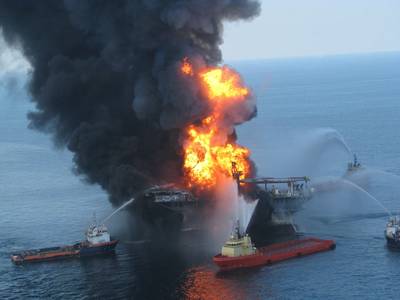 响应人员争夺离岸石油钻井平台的炽热残余物深水地平线2010年4月21日（文件照片：美国海岸警卫队）