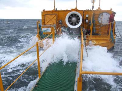 在爱尔兰戈尔韦湾（Galway Bay）测试的一个更小的原型（照片：海洋能源）