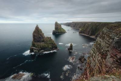地球的北海海岸线，包括凯思内斯的邓肯斯比海蚀柱。（© George / Adobe Stock）