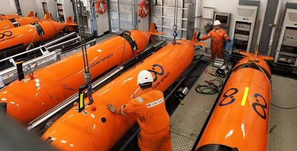 Os AUVs da Ocean Infinity estão preparados para mapear autonomamente o fundo do oceano, a bordo do Seabed Constructor (Foto: Ocean Infinity)