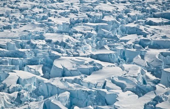 Crevasses perto da linha aterrando de geleira da ilha do pinho, Continente antárctico. (Créditos: Universidade de Washington / I Joughin)