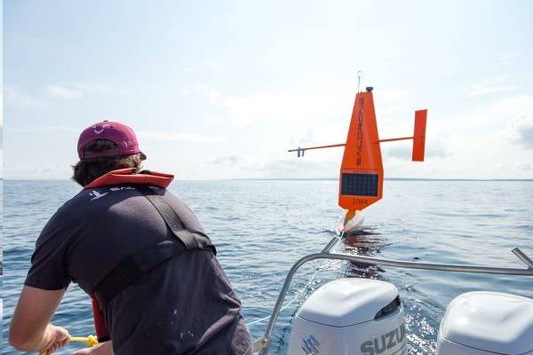 Der Fahrzeugmontage- und Servicetechniker Josh Keller löst die Saildrone 1084 von der Schleppleine im Michigansee, um sie für eine Untersuchung der Great Lakes Fisheries der US-Küstenwache im Jahr 2023 einzusetzen. (Foto: Saildrone)