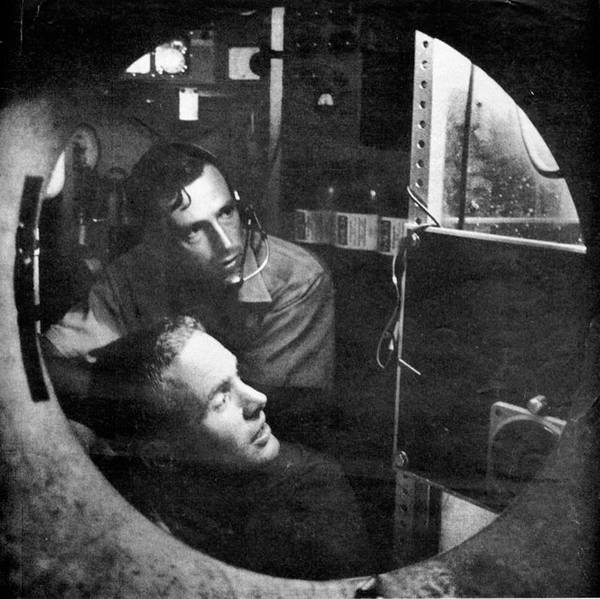 Don Walsh y Jacques Piccard dentro de la cabaña de Trieste, 1959. Imagen cortesía de Don Walsh