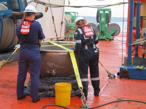 Engenheiros de segurança marítima da Guarda Costeira conduzem um levantamento da tampa traseira de titânio de Titã no Oceano Atlântico Norte em 1º de outubro de 2023. (Foto: US National Transportation Safety Board)