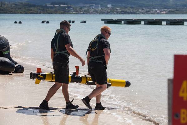 Los infantes de marina prueban el futuro del reconocimiento oceánico en la base de la Infantería de Marina Hawaii utilizando un vehículo subacuático no tripulado Iver (foto de Marine Corp por el sargento Jesús Sepúlveda Torres). La aparición de información visual del Departamento de Defensa de los Estados Unidos (DoD) no implica ni constituye una aprobación del DoD.