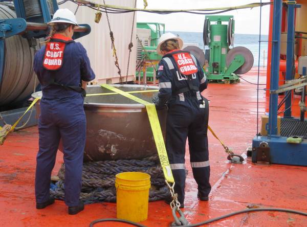 Meeressicherheitsingenieure der Küstenwache, die dem Marine Safety Center zugeteilt sind und für das Marine Board of Investigation für das Tauchboot Titan arbeiten, führen am 1. Oktober 2023 eine Untersuchung der hinteren Titan-Endkappe von Titan im Nordatlantik durch. Die Endkappe wurde kürzlich geborgen vom Meeresboden entnommen und erfolgreich zur Analyse in einen US-Hafen überführt. (Foto: US National Transportation Safety Board)