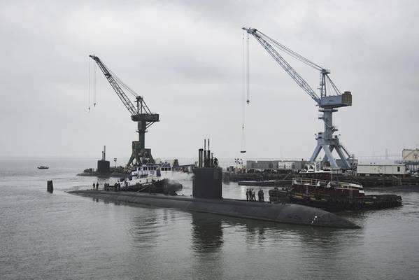 Η USS Boise (SSN 764) φτάνει στο τμήμα της ναυπηγικής βιομηχανίας Newport News της Huntington Ingalls Industries για να ξεκινήσει την 25μηνη γενική γενική επισκευή της (Photo by Ashley Cowan / HII)