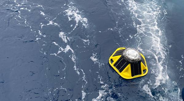 Uma pequena boia de ondas movida a energia solar é lançada ao oceano. Fonte: UWA
