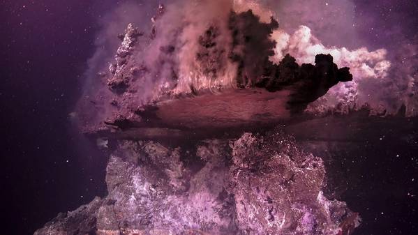 El fluido hidrotermal sobrecalentado fluye hacia arriba desde un volcán submarino a 2000 m por debajo del Golfo de California, México (Foto: Schmidt Ocean Institute)