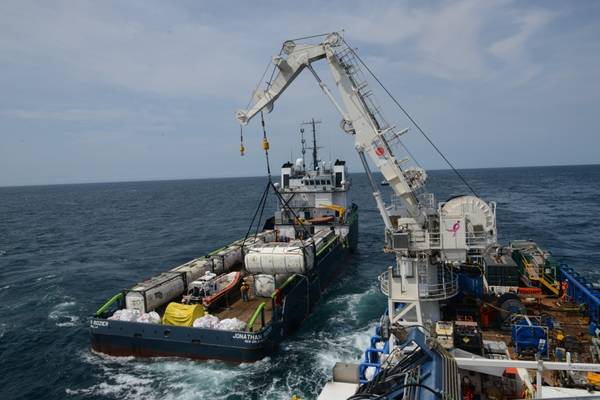 As tripulações a bordo do M / V SHELIA BORDELON descarregaram mais de 450.000 galões de óleo do naufrágio de Coimbra, a 30 milhas da Shinnecock, responsáveis pela Guarda Costeira do NYUS descobriram uma quantidade significativa de óleo em tanques de carga e combustível durante as avaliações no local em maio de 2019. Foto da Guarda Costeira dos EUA por Michael Himes)