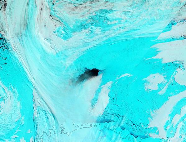 Το γάιδαρο της θάλασσας polynya, αρχικά 3700 τετραγωνικά μίλια, το 2017. Το ψεύτικο χρώμα της δορυφορικής εικόνας της NASA δείχνει τον πάγο σε μπλε, τα σύννεφα σε λευκό. (Φωτογραφία: Ίδρυμα Ωκεανογραφίας του Scripps)