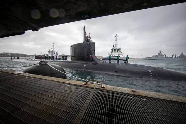 Быстроходная ударная подводная лодка USS Hawaii (SSN 776) класса Virginia готовится к швартовке в HMAS Stirling, Западная Австралия, Австралия, в рамках запланированного визита в порт перед выполнением запланированного периода технического обслуживания подводной лодки (STMP) с плавучей базой подводных лодок USS Emory S. Land (AS 39), 22 августа. (Фото: Виктория Мехиканос / ВМС США)