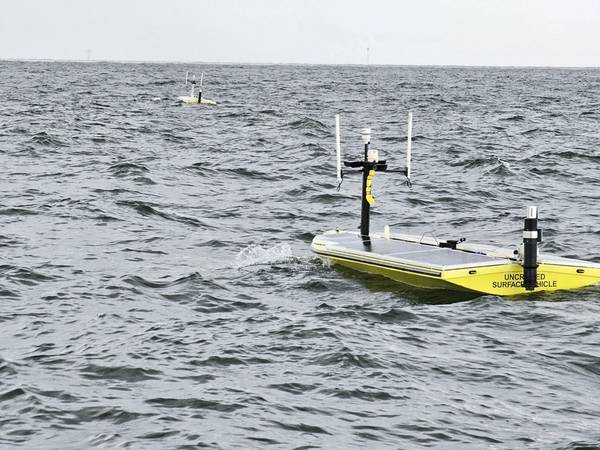 سفينتان من طراز SeaTrac SP-48 في الخليج. حقوق الصورة: USM/SeaTrac Systems