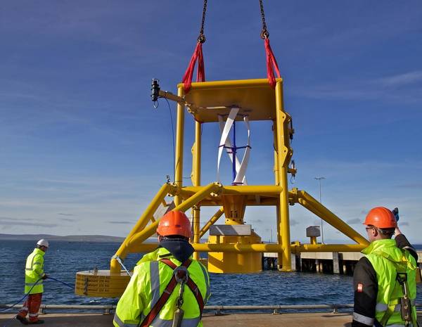 在码头上操纵海底动力枢纽进行第一次系统湿试验。 （照片：Nortek）