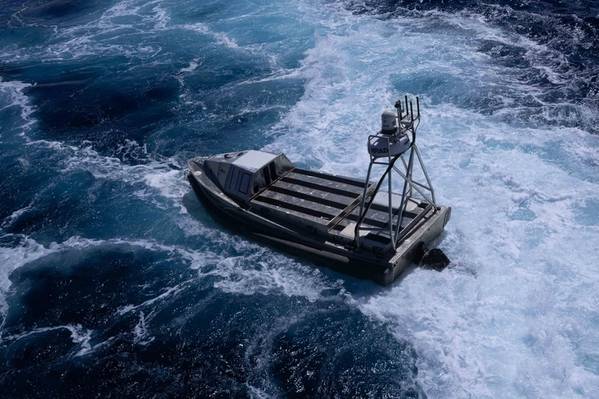 米海軍の全地球自律偵察艇（GARC）が、世界で最も長く続いている多国籍海上演習「UNITAS 2025」の第66回演習中に大西洋で演習を行っている。（米海軍公式写真）