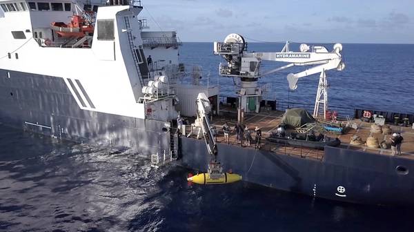 AUV Hydroid Remus 6000は、USS Indianapolisを探すためにR / V Petrelから配備されています。 （写真提供：Paul G. Allen）