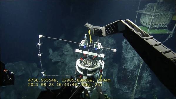 Abbildung 1. Ein Hydrophon von Ocean Networks Canada und ein Tiefsee-Akustik-Lander der Dalhousie University werden zur Überwachung hydrothermaler Quellen eingesetzt. Brendan Smith und sein Doktorvater, Prof. David Barclay, nutzten Hydrophone von Ocean Networks Canada im Pazifik und des Europäischen Multidisziplinären Meeresboden- und Wassersäulen-Observatoriums (EMSCO) im Atlantik, um zwei hydrothermale Quellen am Meeresboden zu überwachen. Foto: Ocean Networks Canada
