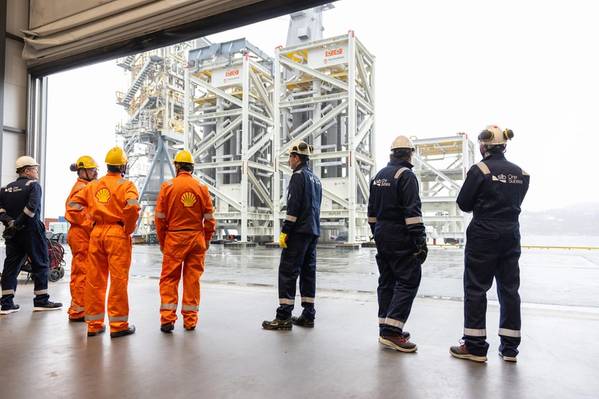 Carga de los módulos de enfriamiento de la estación de compresión y del módulo de control de flujo en OneSubsea Horsoy, presenciado por Shell y el equipo de OneSubsea (Crédito: Shell)