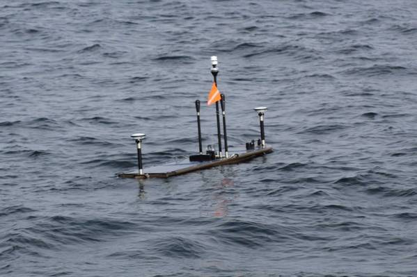 Der USGS Wave Glider im Einsatz, ausgestattet mit Sonardyne GNSS-A-Instrumenten. Bildnachweis: USGS