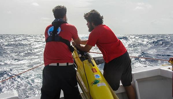 Grant Rawson de la NOAA (izquierda) y Luis O. Pomales Velázquez de la Universidad de Puerto Rico en Mayagüez se preparan para desplegar un planeador. (Foto: NOAA)