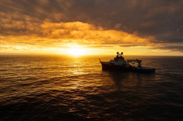 Navio de pesquisa Falkor (também) com o ROV SuBastian implantado no Oceano Atlântico Sul durante a expedição. © Misha Vallejo Prut / Schmidt Ocean Institute