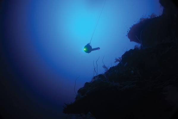 El depresor BlueComm de Sonarydne en el agua en Aldabra, durante la misión Nekton First Descent. Foto: Nekton Oxford Deep Ocean Research Institute