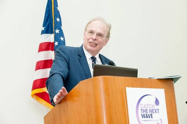 El presidente de la Conferencia OiA '19, Ralph Rayner, en el escenario de Catch The Next Wave en San Diego en 2017. Foto: Oceanology International