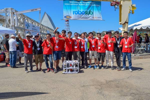 حصلت جامعة هاربين الهندسية من الصين على المركز الأول في مسابقة RoboSub International لعام 2018. RoboSub هو برنامج الروبوتات حيث يقوم الطلاب بتصميم وبناء سيارات مستقلة تحت الماء للتنافس في سلسلة من المهام المرئية والصوتية. (تصوير جوليانا سميث ، RoboNation)