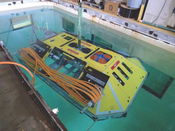 图4。一个海底实验包装包含一个ADCP和几个较小的海洋传感器在一个防风险框架内。里面还有有线网络的电源/通信单元。 （信用：华盛顿大学）