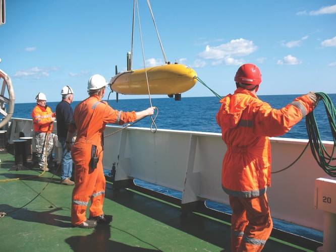 Deployment of OEX AUV on board NRV Alliance. (Photo: CMRE)