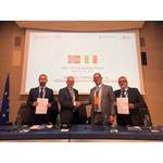 Espen Henriksen, SVP Uncrewed Platforms KONGSBERG, and Drass CEO Sergio Cappelletti formalise the agreement with a handshake flanked by Sigurd Aksnes Fjerdingen (left), VP Products, Uncrewed Platforms at KONGSBERG, and Marco Bellomo, Technical Director at DRASS. © KONGSBERG