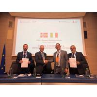 Espen Henriksen, SVP Uncrewed Platforms KONGSBERG, and Drass CEO Sergio Cappelletti formalise the agreement with a handshake flanked by Sigurd Aksnes Fjerdingen (left), VP Products, Uncrewed Platforms at KONGSBERG, and Marco Bellomo, Technical Director at DRASS. © KONGSBERG