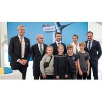 From left to right: CEO of Vattenfall Magnus Hall, Chairman of Vattenfall Lars G. Nordström, HRH Crown Prince of Denmark, Danish Prime Minister Mette Frederiksen, Minister of Climate, Energy and Utilities Dan Jørgensen and pupils from Hvide Sande School. Photo: JESPER VOLDGAARD