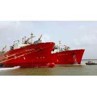 FSRUs Exquisite and Excelerate performing first ship-to-ship LNG transfer in Pakistan. (Photo: Excelerate Energy L.P.)