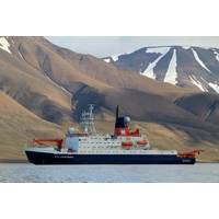 The German polar research vessel Polarstern off the coast of Spitsbergen. (Foto Sebastian Menze)