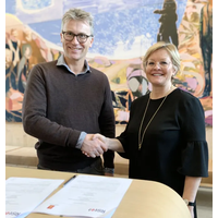 Kongsberg Maritime’s Bjørn Jalving and the Norwegian Society for Sea Rescue’s Rikke Lind signed the cooperation agreement. (Photo: Kongsberg Maritime) 