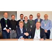 Olav Henriksen, SVP Projects at Aker BP, and Rolf Ivar Sørdal, Commercial Director GNS at DeepOcean, pictured here together with the team, signed the contract October 25. (Photo: AkerBP)
