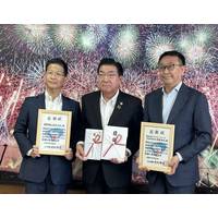 Tatsuya Shimomura, General Manager of NYK’s Akita Branch; Hiroyuki Oimatsu, Mayor of Daisen City; Hiroyuki Sato, President and CEO of Venti Japan Inc. © NYK