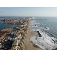 A view on Palavas-les-Flots coastline with waves. © Lineup Ocean