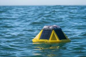Sofar Ocean’s free drifting Spotter buoy in open ocean water. © Sofar Ocean