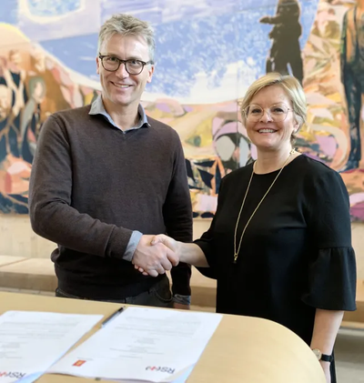 Kongsberg Maritime’s Bjørn Jalving and the Norwegian Society for Sea Rescue’s Rikke Lind signed the cooperation agreement. (Photo: Kongsberg Maritime)