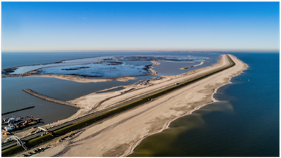 10 million m³ of sand have been deposited around the Houtribdijk levee, protecting infrastructure against waves and nature’s elements. Photo: Frank Janssens/Rijkswaterstaat.